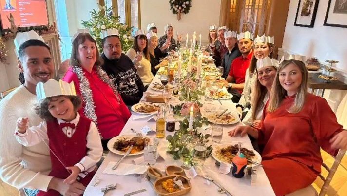 Le feste di Natale in casa Smalling: tavolata con i parenti e piatti vegani - immagine 1