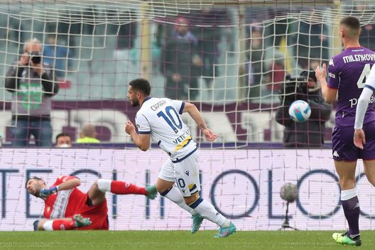 FLORENCE, ITALY - MARCH 06: Gianluca Caprari of Hellas Verona scores a goal during the Serie A match between ACF Fiorentina and Hellas Verona FC at Stadio Artemio Franchi on March 6, 2022 in Florence, Italy. (Photo by Gabriele Maltinti/Getty Images) Ex obiettivi, Caprari domani può chiudere col Monza- immagine 2