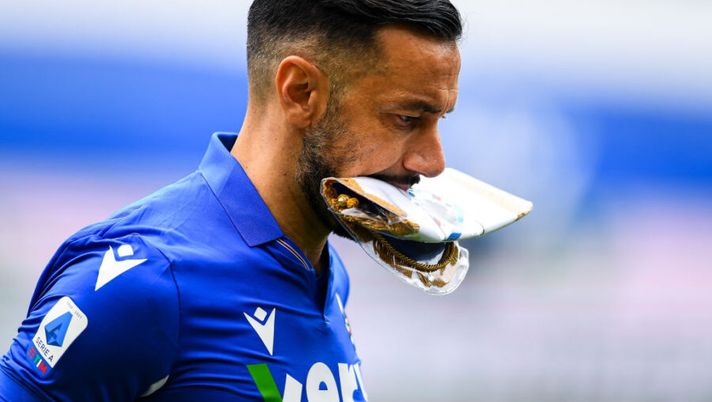 GENOA, ITALY - APRIL 11: Fabio Quagliarella of Sampdoria holds in his mouth the clubs badge before the Serie A match between UC Sampdoria and Ssc Napoli at Stadio Luigi Ferraris on April 11, 2021 in Genoa, Italy. (Photo by Getty Images) Samp, la Gazzetta: “Gabbiadini non ha l’ok: Caputo e Quagliarella, in arrivo gli straordinari” - immagine 1