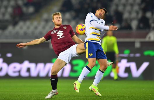 TURIN, ITALY - DECEMBER 19: Tommaso Pobega of Torino FC is challenged by Giovanni Simeone of Hellas Verona during the Serie A match between Torino FC and Hellas Verona FC at Stadio Olimpico di Torino on December 19, 2021 in Turin, Italy. (Photo by Valerio Pennicino/Getty Images) Toro, Pobega sempre più decisivo: 4° gol stagionale, è lui il capocannoniere- immagine 2
