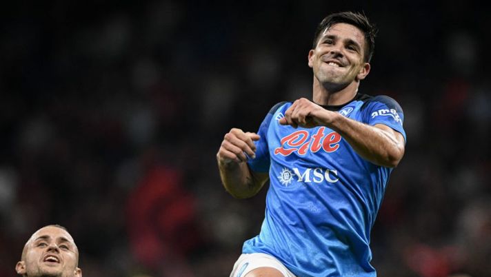MILAN, ITALY - SEPTEMBER 18: Giovanni Simeone of SSC Napoli celebrates with teammates after winning the Serie A championship football match AC Milan vs Napoli at San Siro Stadium in Milan, Italy on September 18, 2022. (Photo by Piero Cruciatti/Anadolu Agency via Getty Images) CorSport: “Napoli, da Simeone alla gestione di Rrahmani. Le possibili scelte per l’Ajax” - immagine 1