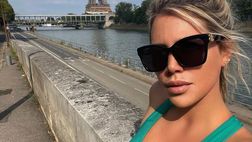 Wanda Nara si gode Parigi: décolleté esplosivo a due passi dalla Tour Eiffel