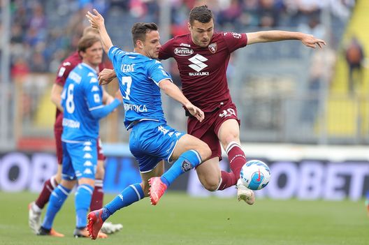 EMPOLI, ITALY - MAY 01: Valerio Verre of Empoli FC battles for the ball with Alessandro Buongiorno of Torino FC during the Serie A match between Empoli FC and Torino FC at Stadio Carlo Castellani on May 1, 2022 in Empoli, Italy. (Photo by Gabriele Maltinti/Getty Images) Buongiorno con l’Empoli schierato da vice-Bremer: è lui la seconda scelta di Juric- immagine 2