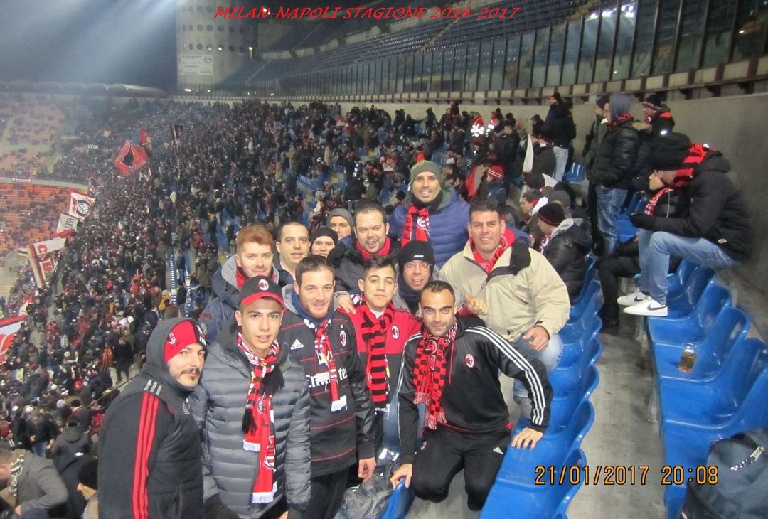  Milan Club Gesturi a San Siro 