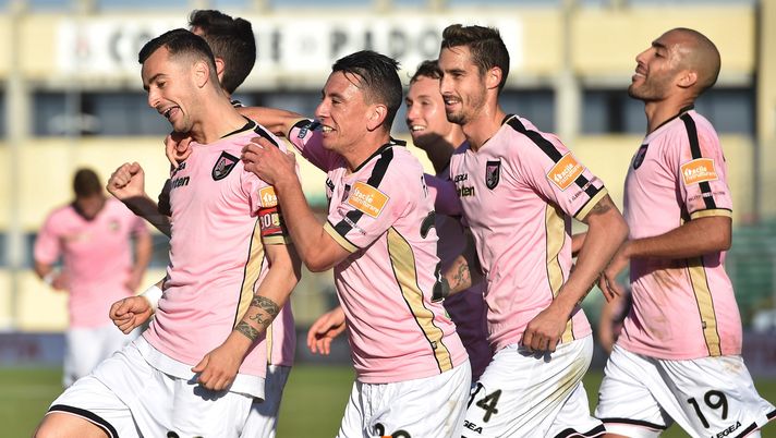 during the Serie B match between Padova and US Citta di Palermo t Stadio Euganeo on December 8, 2018 in Padova, Italy. 