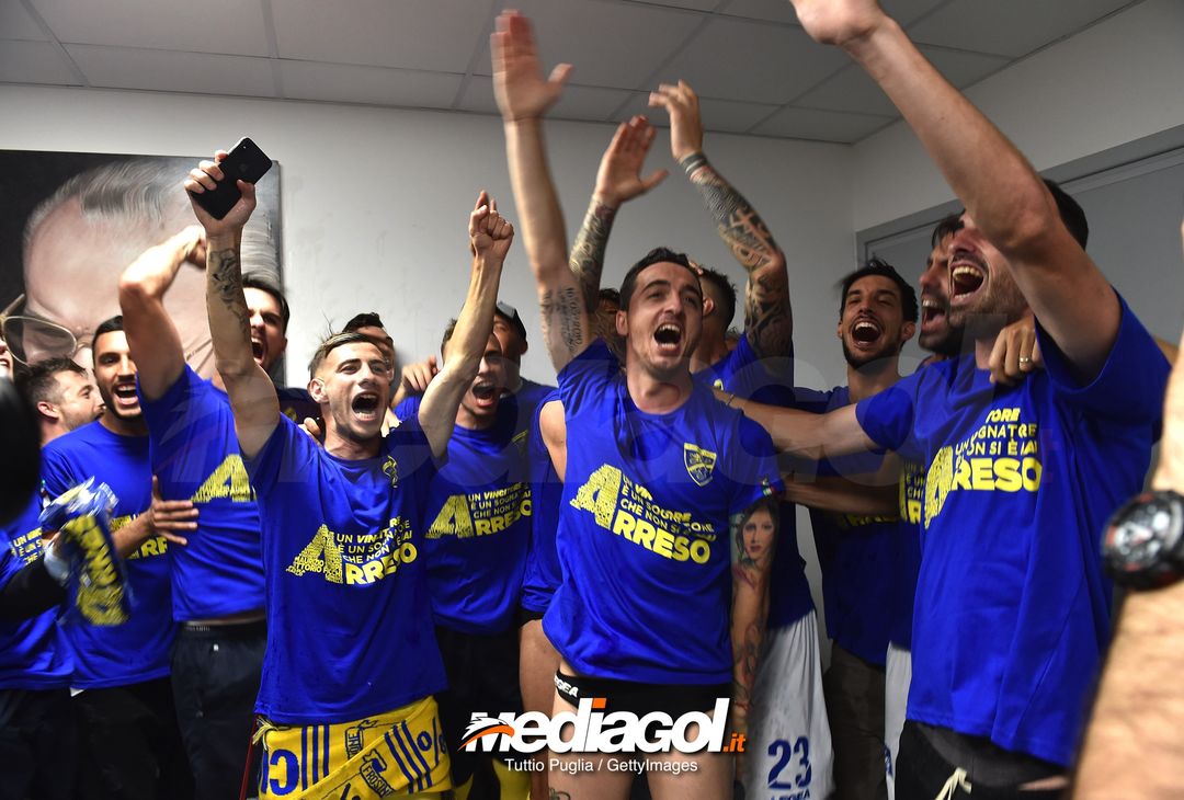 FROSINONE, ITALY - JUNE 16:  Players of Frosinone celebrate after winning the serie B playoff match final between Frosinone Calcio v US Citta di Palermo at Stadio Benito Stirpe on June 16, 2018 in Frosinone, Italy.  (Photo by Tullio M. Puglia/Getty Images) 