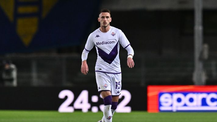 VERONA, ITALY - FEBRUARY 27: Aleksa Terzic of ACF Fiorentina in action during the Serie A match between Hellas Verona and ACF Fiorentina at Stadio Marcantonio Bentegodi on February 27, 2023 in Verona, . (Photo by Alessandro Sabattini/Getty Images) UFFICIALE – Fiorentina, l’esito degli esami strumentali per Terzic: c’è lesione - immagine 1