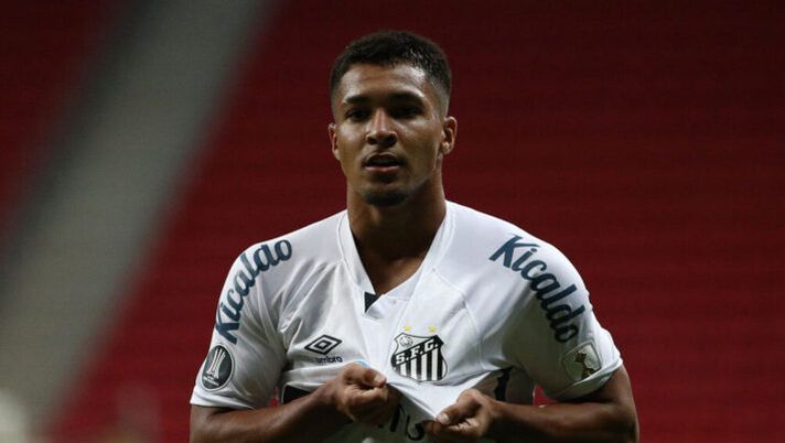BRASILIA, BRAZIL - APRIL 13: Marcos Leonardo of Santos celebrates after scoring the opening goal during a third round second leg match between Santos and San Lorenzo as part of Copa CONMBEOL Libertadores at Mane Garrincha Stadium on April 13, 2021 in Brasilia, Brazil. (Photo by Buda Mendes/Getty Images) Marcos Leonardo-Roma? L’agente: “È pronto, mercato invernale perfetto per lui” - immagine 1
