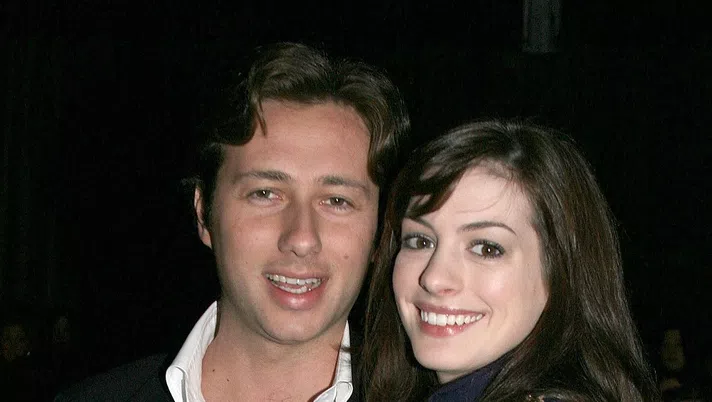 MILAN, ITALY - FEBRUARY 25:  Actress Anne Hathaway (R) and Raffaello Follieri attend Roberto Cavalli show on the eighth day of Milan Fashion Week (Milano Moda Donna)  ready-to-wear womens wear collections Autumn/Winter 2006/7 at Arco della Pace on February 25, 2006 in Milan, Italy.  (Photo by Elisabetta Villa/Getty Images)