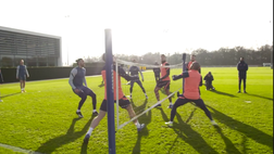 VIDEO Tottenham, rovesciate e colpi di testa da urlo: la sfida a calcio-tennis è uno show