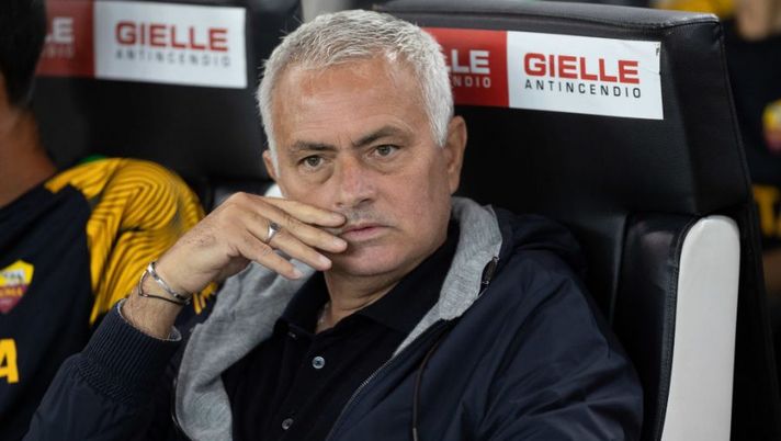 UDINE, ITALY - SEPTEMBER 04: Jose Mourinho, Manager of AS Roma looks on during the Serie A match between Udinese Calcio and AS Roma at Dacia Arena on September 04, 2022 in Udine, Italy. (Photo by Emmanuele Ciancaglini/Getty Images) Mourinho: “Non parlo di infortunati e non risparmio giocatori in vista del campionato” - immagine 1