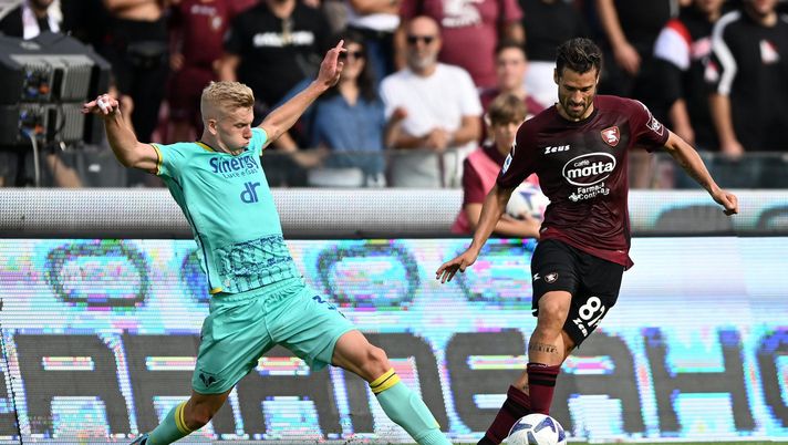 SALERNO, ITALY - OCTOBER 09: Josh Doig of Hellas Verona battles for possession with Antonio Candreva of Salernitana during the Serie A match between Salernitana and Hellas Verona at Stadio Arechi on October 09, 2022 in Salerno, Italy. (Photo by Francesco Pecoraro/Getty Images) Gazzetta – Doig resta difficile, Reabciuk dell’Olympiakos pista calda - immagine 1