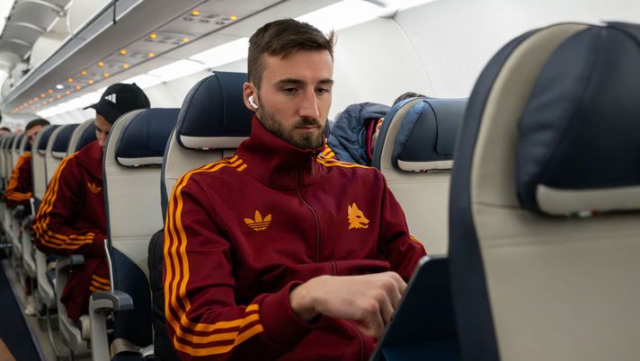 BOLOGNA, ITALY - DECEMBER 16: AS Roma player Bryan Cristante travels to Bologna on December 16, 2023 in Bologna, Italy. (Photo by Fabio Rossi/AS Roma via Getty Images) Feyenoord-Roma, giallorossi arrivati a Rotterdam: ci sono Smalling e Cristante - immagine 1