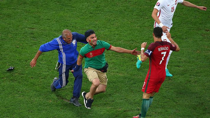 Euro 2016, Portogallo: l’invasione di campo pesa sui lusitani, multati dall’Uefa Euro 2016, Portogallo: l’invasione di campo pesa sui lusitani, multati dall’Uefa