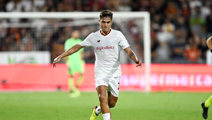 SALERNO, ITALY - AUGUST 14: Paulo Dybala of AS Roma during the Serie A match between Salernitana and AS Roma at Stadio Arechi on August 14, 2022 in Salerno, . (Photo by Francesco Pecoraro/Getty Images) Roma, prove di formazione con Wijnaldum: dubbio a sinistra, cosa filtra su Dybala e Zaniolo - immagine 1