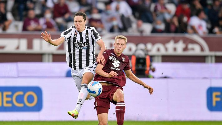 TURIN, ITALY - OCTOBER 02: Federico Chiesa of Juventus fights for the ball against Tommaso Pobega of Torino FC during the Serie A match between Torino FC v Juventus at Stadio Olimpico di Torino on October 02, 2021 in Turin, Italy. (Photo by Daniele Badolato - Juventus FC/Juventus FC via Getty Images) Toro, il punto sugli infortunati: Pobega verso il recupero per Napoli - immagine 1
