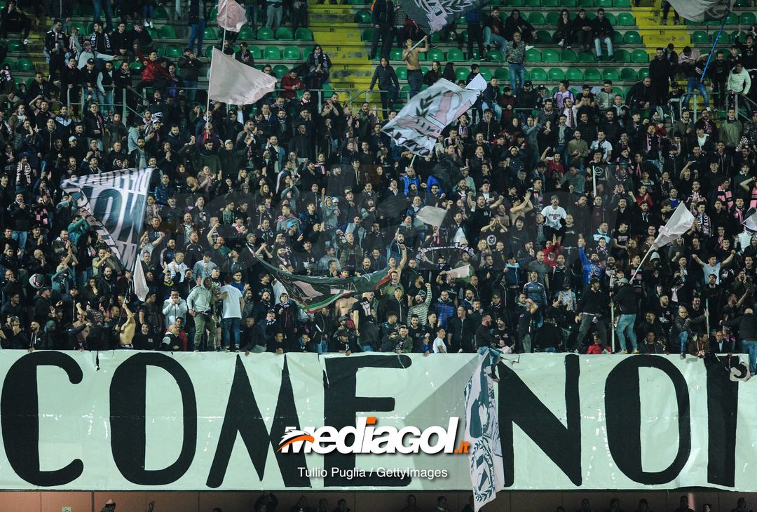 PALERMO, ITALY - APRIL 08: Fams of Palermo show their support during the Serie B match between US Citta di Palermo and Hellas Verona at Stadio Renzo Barbera on April 08, 2019 in Palermo, Italy. (Photo by Getty Images/Getty Images) 
