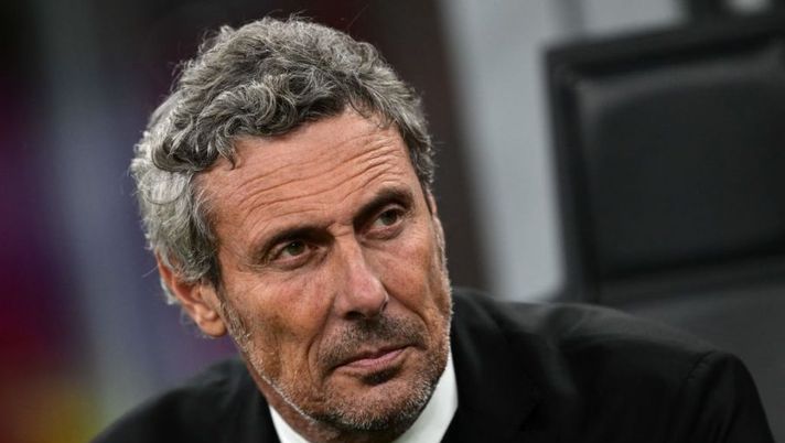 Spezia's Italian coach Luca Gotti looks on prior to the Italian Serie A football match between AC Milan and Spezia on November 5, 2022 at the San Siro stadium in Milan. (Photo by MIGUEL MEDINA / AFP) (Photo by MIGUEL MEDINA/AFP via Getty Images) Spezia, dalla MLS arriva Moutinho. Gotti: “Ha qualità che mi piacciono, lo gestirò così” - immagine 1