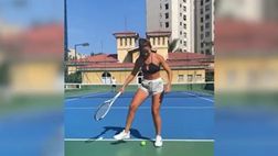 VIDEO / Quando una tennista è malata di calcio: Natalia, che servizio!