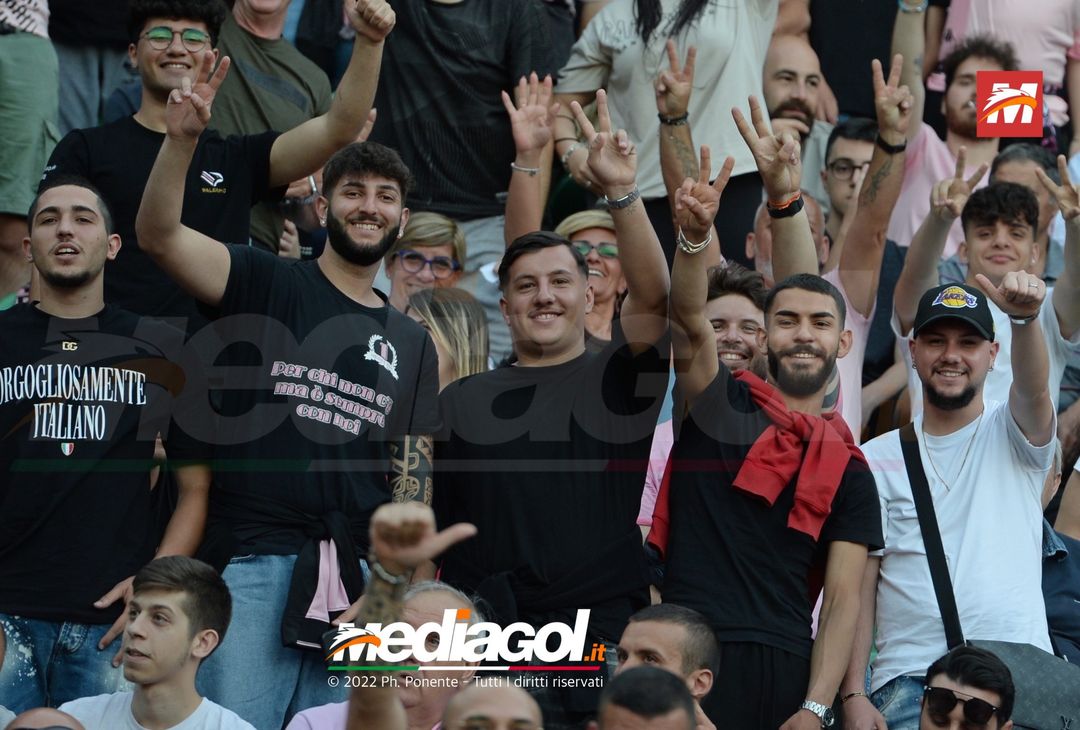 Fototifo, i tifosi allo stadio per Palermo-Feralpisaló 1-0 (gallery) - immagine 131