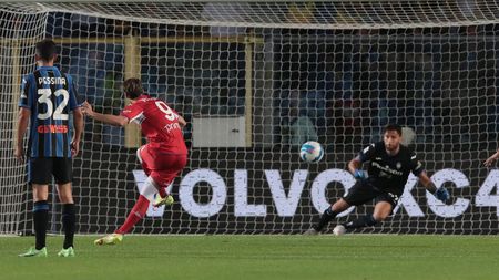 BERGAMO, ITALY - SEPTEMBER 11: Dusan Vlahovic of ACF Fiorentina scores the second goal of his team via penalty kick during the Serie A match between Atalanta BC and ACF Fiorentina at Gewiss Stadium on September 11, 2021 in Bergamo, Italy. (Photo by Emilio Andreoli/Getty Images) BERGAMO, ITALY - SEPTEMBER 11: Dusan Vlahovic of ACF Fiorentina scores the second goal of his team via penalty kick during the Serie A match between Atalanta BC and ACF Fiorentina at Gewiss Stadium on September 11, 2021 in Bergamo, Italy. (Photo by Emilio Andreoli/Getty Images)