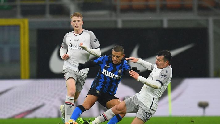 MILAN, ITALY - DECEMBER 05: Alexis Sanchez of FC Internazionale competes for the ball with Gary Medel of Bologna FC during the Serie A match between FC Internazionale and Bologna FC at Stadio Giuseppe Meazza on December 5, 2020 in Milan, Italy. (Photo by Claudio Villa - Inter/Inter via Getty Images) MILAN, ITALY - DECEMBER 05: Alexis Sanchez of FC Internazionale competes for the ball with Gary Medel of Bologna FC during the Serie A match between FC Internazionale and Bologna FC at Stadio Giuseppe Meazza on December 5, 2020 in Milan, Italy. (Photo by Claudio Villa - Inter/Inter via Getty Images)
