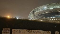 Dallo Squid Game agli insulti: il derby continua, striscionigate a Istanbul