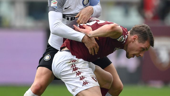 TURIN, ITALY - APRIL 08:  Andrea Belotti (R) of Torino FC is challenged by Roberto Gagliardini of FC Internazionale during the Serie A match between Torino FC and FC Internazionale at Stadio Olimpico di Torino on April 8, 2018 in Turin, Italy.  (Photo by Valerio Pennicino/Getty Images) 