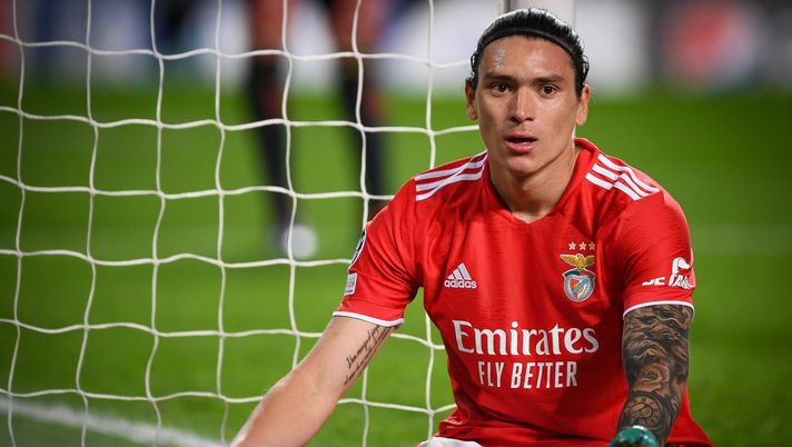 LISBON, PORTUGAL - FEBRUARY 23: Darwin Nunez of SL Benfica reacts during the UEFA Champions League Round Of Sixteen Leg One match between SL Benfica and AFC Ajax at Estadio da Luz on February 23, 2022 in Lisbon, Portugal. (Photo by Octavio Passos/Getty Images) Conte piomba su un ex obiettivo viola: il Benfica chiede una cifra shock - immagine 1