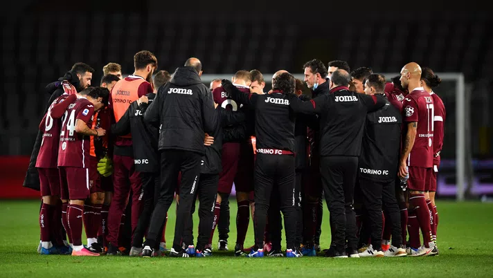 TURIN, ITALY - MAY 12: Players and Staff of Torino FC huddle following the Serie A match between Torino FC  and AC Milan at Stadio Olimpico di Torino on May 12, 2021 in Turin, Italy. Sporting stadiums around Italy remain under strict restrictions due to the Coronavirus Pandemic as Government social distancing laws prohibit fans inside venues resulting in games being played behind closed doors. (Photo by Valerio Pennicino/Getty Images)