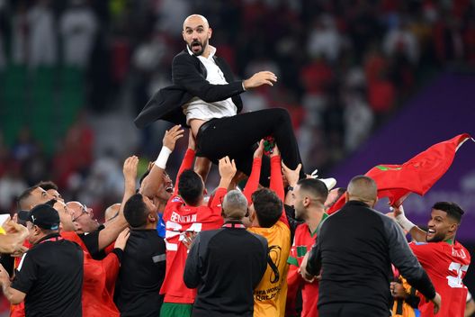 DOHA, QATAR - DECEMBER 10: Walid Regragui, Head Coach of Morocco, celebrates with their team after the team's victory during the FIFA World Cup Qatar 2022 quarter final match between Morocco and Portugal at Al Thumama Stadium on December 10, 2022 in Doha, Qatar. (Photo by Justin Setterfield/Getty Images) Qatar, è già tempo di promossi e bocciati: quanti ribaltoni in panchina - immagine 1