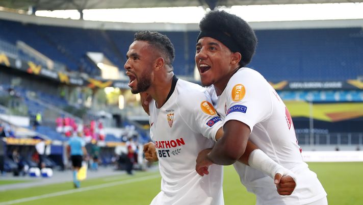 DUISBURG, GERMANY - AUGUST 06: Youssef En-Nesyri of Sevilla celebrates with Jules Kounde after he scores his sides second goal during the UEFA Europa League round of 16 single-leg match between Sevilla FC and AS Roma at MSV Arena on August 06, 2020 in Duisburg, Germany. (Photo by Wolfgang Rattay/Pool via Getty Images) DUISBURG, GERMANY - AUGUST 06: Youssef En-Nesyri of Sevilla celebrates with Jules Kounde after he scores his sides second goal during the UEFA Europa League round of 16 single-leg match between Sevilla FC and AS Roma at MSV Arena on August 06, 2020 in Duisburg, Germany. (Photo by Wolfgang Rattay/Pool via Getty Images)