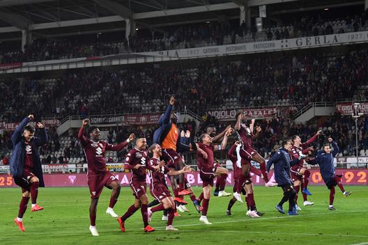 TURIN, ITALY - APRIL 28:  Team of Torino FC celebrate victory at the end of the Serie A match between Torino FC and AC Milan at Stadio Olimpico di Torino on April 28, 2019 in Turin, Italy.  (Photo by Valerio Pennicino/Getty Images) 