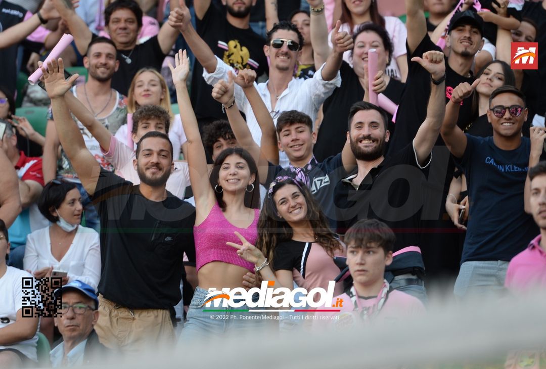 Fototifo, facce da Serie B. I tifosi allo stadio per Palermo-Padova 1-0 - immagine 109