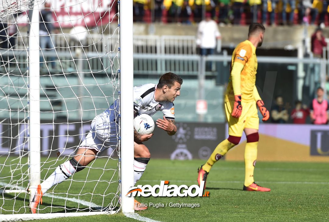  LIVORNO, ITALY - APRIL 27: Aleksandar Trajkovski of Palermo picks up the ball after scoring the equalizing goal (2-2) during the Serie B match between AS Livorno and US Citta di Palermo at Stadio Armando Picchi on April 27, 2019 in Livorno, Italy. (Photo by Tullio M. Puglia/Getty Images) 