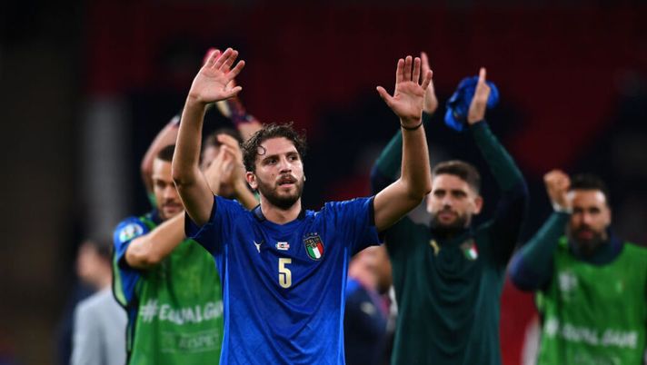LONDON, ENGLAND - JUNE 26: Manuel Locatelli of Italy celebrates after victory in the UEFA Euro 2020 Championship Round of 16 match between Italy and Austria at Wembley Stadium at Wembley Stadium on June 26, 2021 in London, England. (Photo by Claudio Villa/Getty Images) Sky: “Locatelli, il Sassuolo dice no alla Juve per formule alla Chiesa: si tratta così” - immagine 1