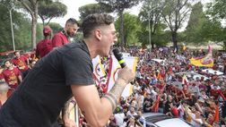 Conference League alla Roma, Zaniolo scatenato durante la festa | VIDEO