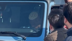 Osimhen arriva a Castel Volturno e fa felice i tifosi: autografi e selfie per tutti