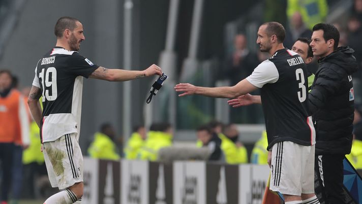 TURIN, ITALY - FEBRUARY 16: Leonardo Bonucci of Juventus is replaced by his team-mate Giorgio Chiellini during the Serie A match between Juventus and Brescia Calcio at Allianz Stadium on February 16, 2020 in Turin, Italy. (Photo by Emilio Andreoli/Getty Images) TURIN, ITALY - FEBRUARY 16: Leonardo Bonucci of Juventus is replaced by his team-mate Giorgio Chiellini during the Serie A match between Juventus and Brescia Calcio at Allianz Stadium on February 16, 2020 in Turin, Italy. (Photo by Emilio Andreoli/Getty Images)