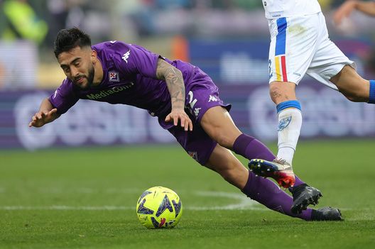 FLORENCE, ITALY - MARCH 19: Nicolas Ivan Gonzalez of ACF Fiorentina in action during the Serie A match between ACF Fiorentina and US Lecce at Stadio Artemio Franchi on March 19, 2023 in Florence, Italy. (Photo by Gabriele Maltinti/Getty Images) Grassia: “Brekalo ha grandi qualità. Arbitraggio? Ieri un errore grave”- immagine 2
