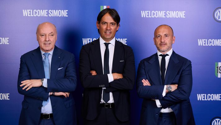 MILAN, ITALY - JULY 07: (L-R) Sport CEO Giuseppe Marotta of FC Internazionale, Head Coach Simone Inzaghi of FC Internazionale, Sport Director Piero Ausilio pose for a photo before a press conference during the presentation press conference of Simone Inzaghi at Giuseppe Meazza Stadium on July 07, 2021 in Milan, Italy. (Photo by Mattia Ozbot/Inter via Getty Images) Lazio News – Marotta: Così ho scippato Inzaghi a Lotito - immagine 1