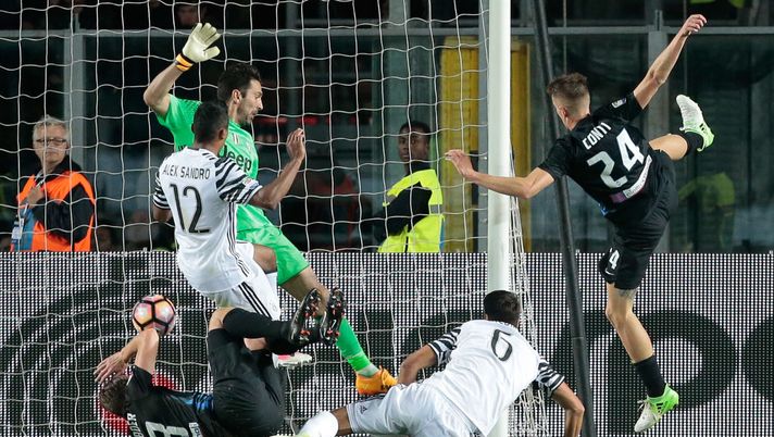 BERGAMO, ITALY - APRIL 28:  Andrea Conti of Atalanta BC (R) scores the opening goal during the Serie A match between Atalanta BC and Juventus FC at Stadio Atleti Azzurri d'Italia on April 28, 2017 in Bergamo, Italy.  (Photo by Emilio Andreoli/Getty Images) 