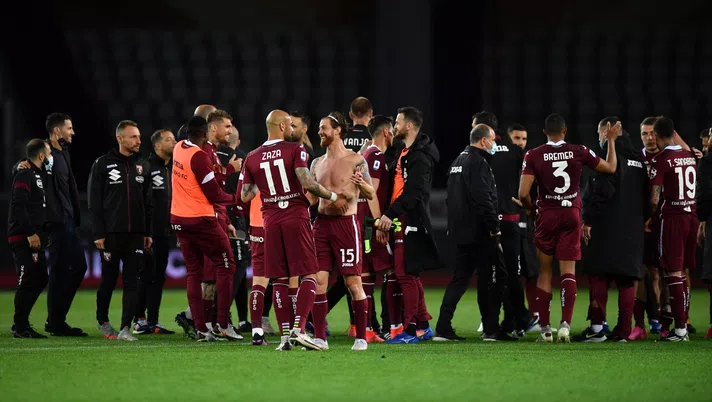 TURIN, ITALY - MAY 03: Cristian Ansaldi and Simone Zaza of Torino FC speak after the Serie A match between Torino FC and Parma Calcio at Stadio Olimpico di Torino on May 03, 2021 in Turin, Italy. Sporting stadiums around Italy remain under strict restrictions due to the Coronavirus Pandemic as Government social distancing laws prohibit fans inside venues resulting in games being played behind closed doors. (Photo by Valerio Pennicino/Getty Images)