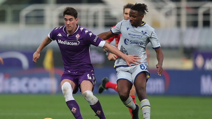 FLORENCE, ITALY - DECEMBER 19: Dusan Vlahovic of ACF Fiorentina in action against Adrien Tameze of Hellas Verona FC during the Serie A match between ACF Fiorentina and Hellas Verona FC at Stadio Artemio Franchi on December 19, 2020 in Florence, Italy.  (Photo by Gabriele Maltinti/Getty Images) 