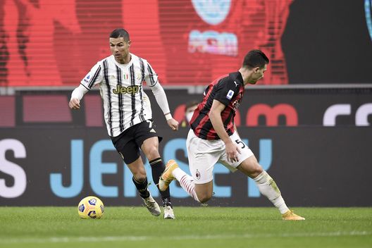 Romagnoli del Milan a contrasto con Cristiano Ronaldo della Juventus Romagnoli del Milan a contrasto con Cristiano Ronaldo della Juventus