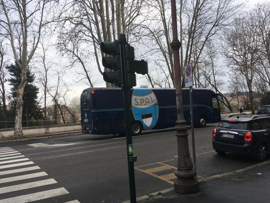 Il pullman della Spal sul lungotevere della Vittoria Il pullman della Spal sul lungotevere della Vittoria