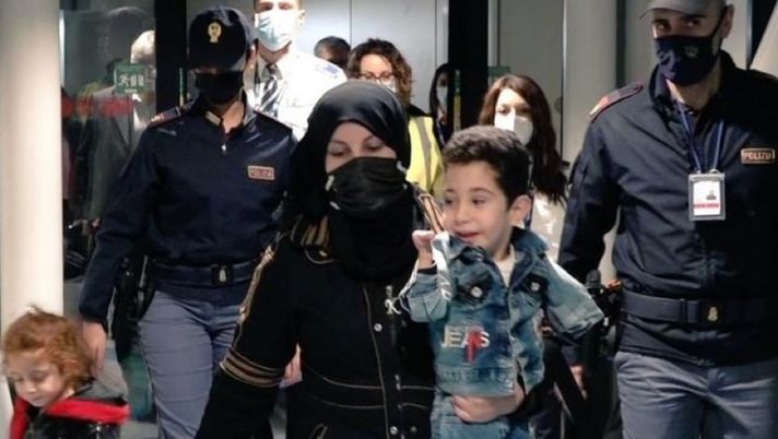 Mustafa e la maglia della Roma, il regalo di due tifosi al bambino siriano Mustafa e la maglia della Roma, il regalo di due tifosi al bambino siriano - immagine 1