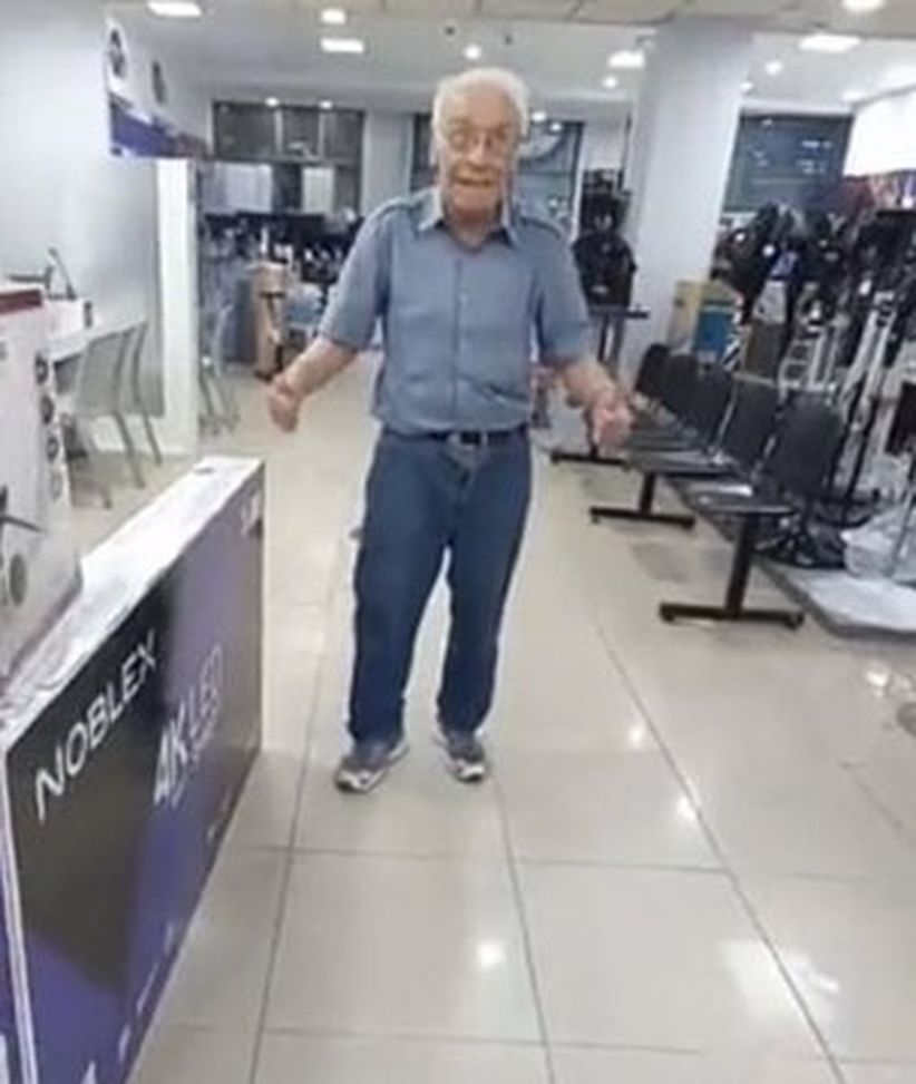 Anziano fuori dalla vetrina di un negozio per vedere la sua Argentina: la storia che ha commosso il web- immagine 2