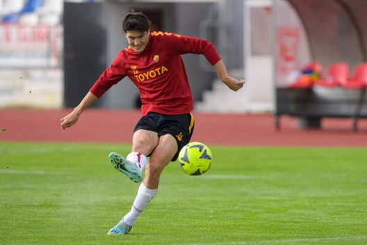 ALBUFEIRA, PORTUGAL - DECEMBER 21: AS Roma player Eldor Shomurodov during a training session at Estadio Municipal de Albufeira on December 21, 2022 in Albufeira, Portugal. (Photo by Fabio Rossi/AS Roma via Getty Images) Gotti accoglie un attaccante, ex obiettivo viola: l’annuncio- immagine 2