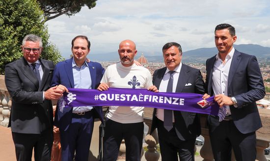 GERMOGLI PH 15 LUGLIO 2021 FIRENZE PIAZZALE MICHELANGELO LA LOGGIA PRESENTAZIONE DEL NUOVO ALLENATORE DELLA FIORENTINA VINCENZO ITALIANO NELLA FOTO DA SX PRADE COMMISSO ITALIANO E BARONE E BURDISSO GERMOGLI PH 15 LUGLIO 2021 FIRENZE PIAZZALE MICHELANGELO LA LOGGIA PRESENTAZIONE DEL NUOVO ALLENATORE DELLA FIORENTINA VINCENZO ITALIANO NELLA FOTO DA SX PRADE COMMISSO ITALIANO E BARONE E BURDISSO